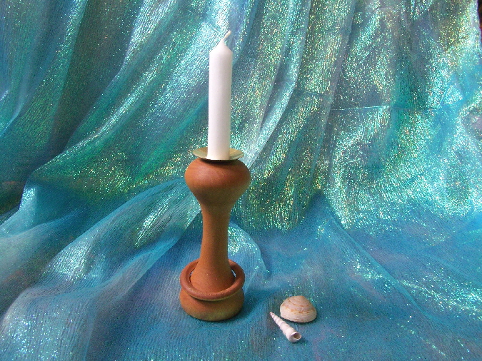 Kerzenständer >Hula-Hupp<, Erle geölt, aus einem Stück gedreht, Höhe 13,5 cm, Preis: 21,- €