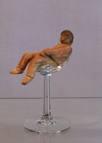 >Der Trinker<    Höhe:13 cm, Robinie/Glas,  Preis: 220,- €